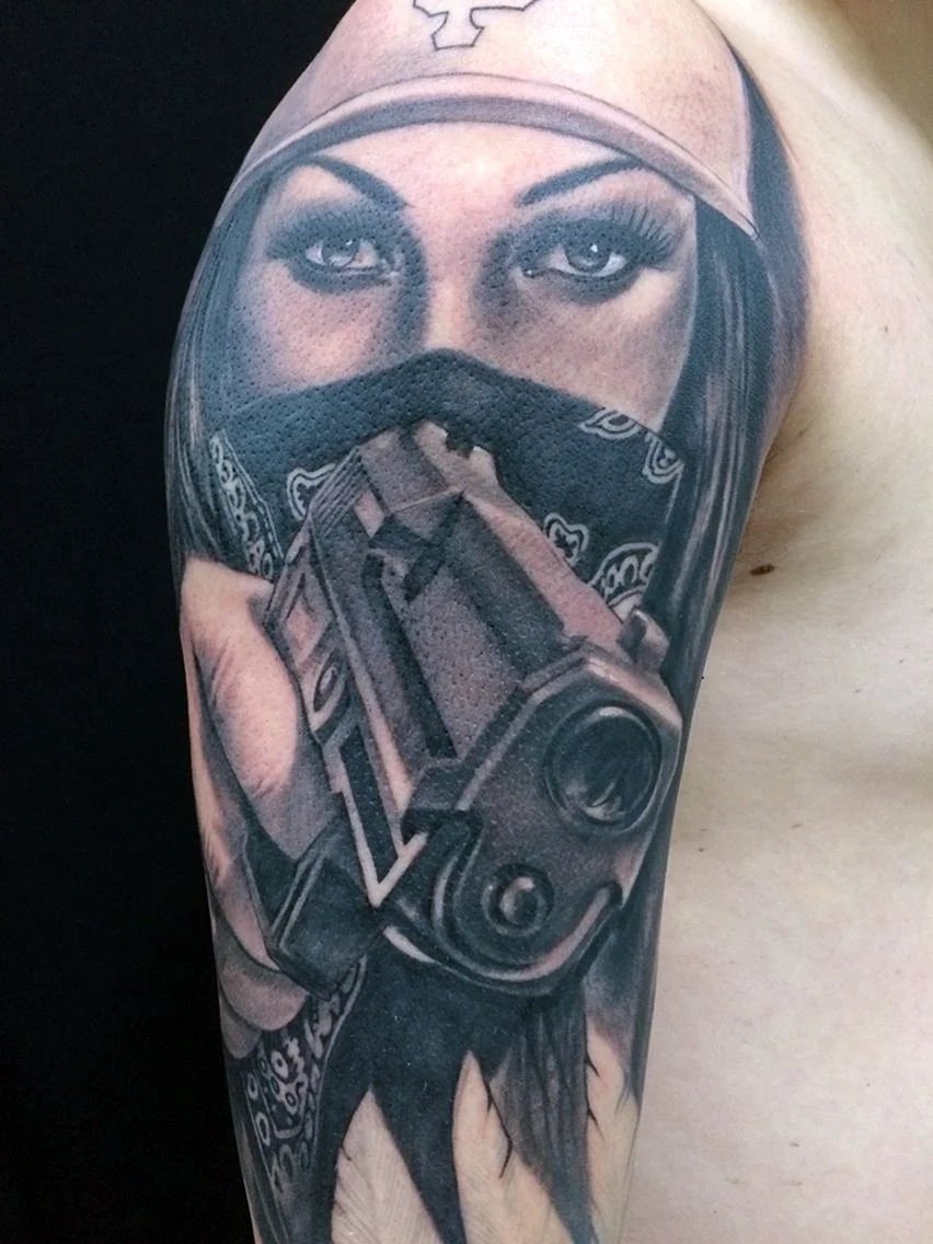 Баба с пистолетом тату