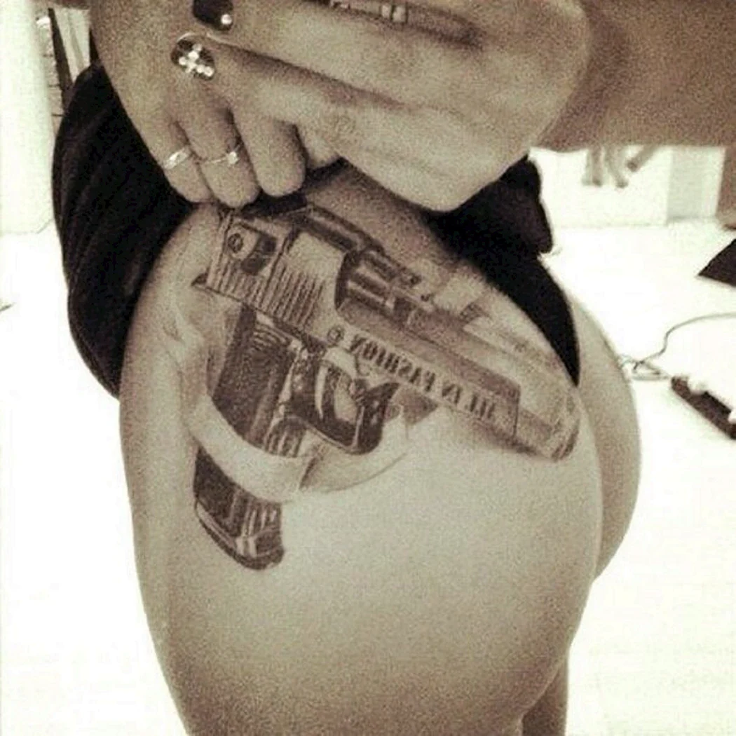 Тату пистолет на бедре