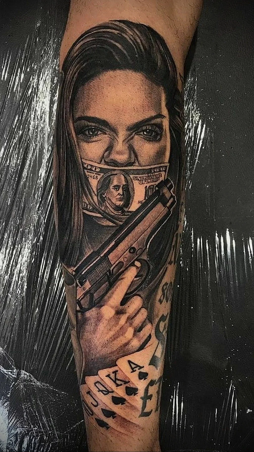 Тату девушка с револьвером