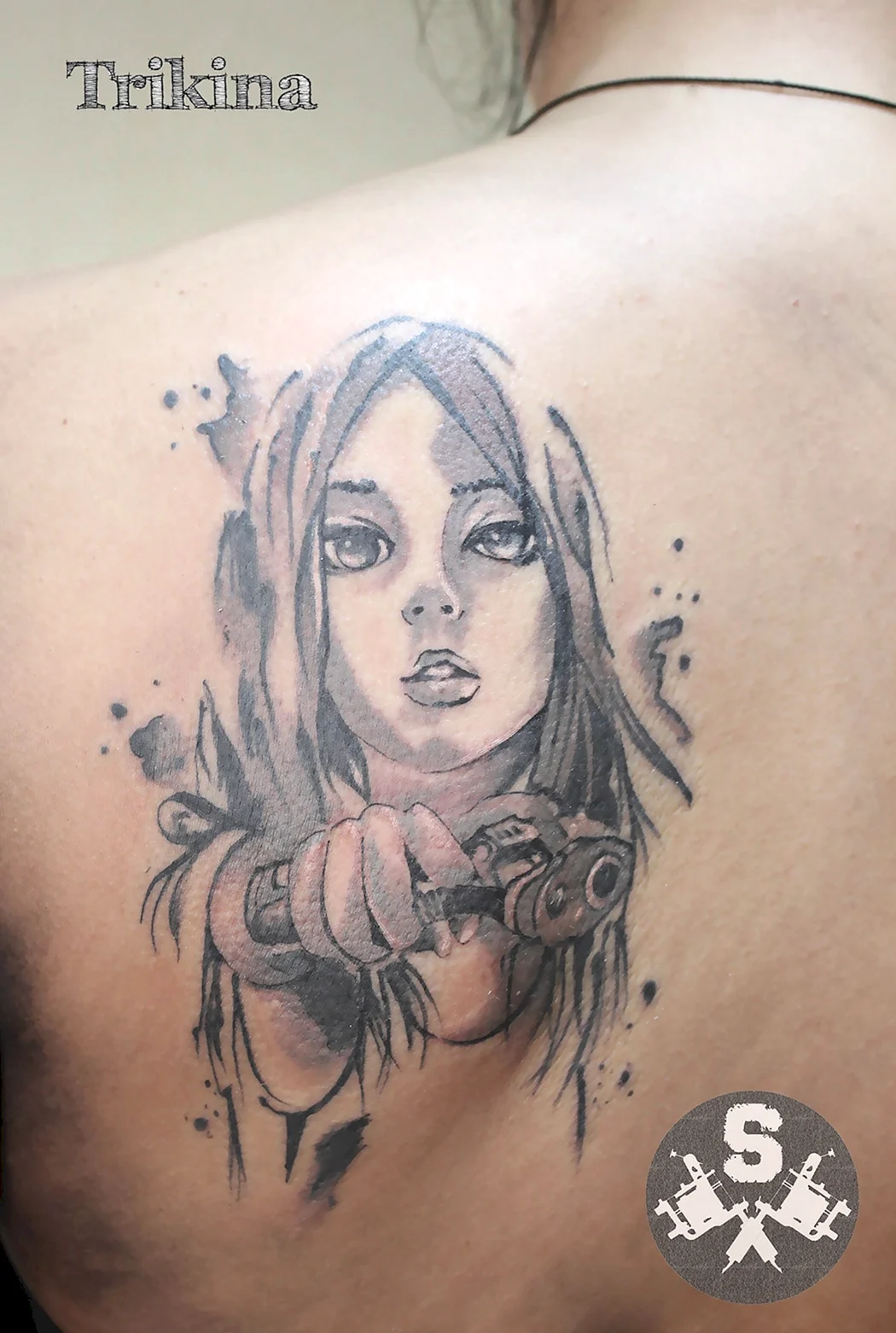 Баба с пистолетом тату