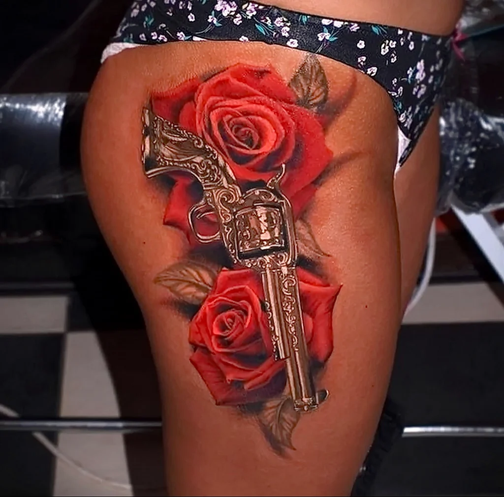 Тату револьвер на бедре