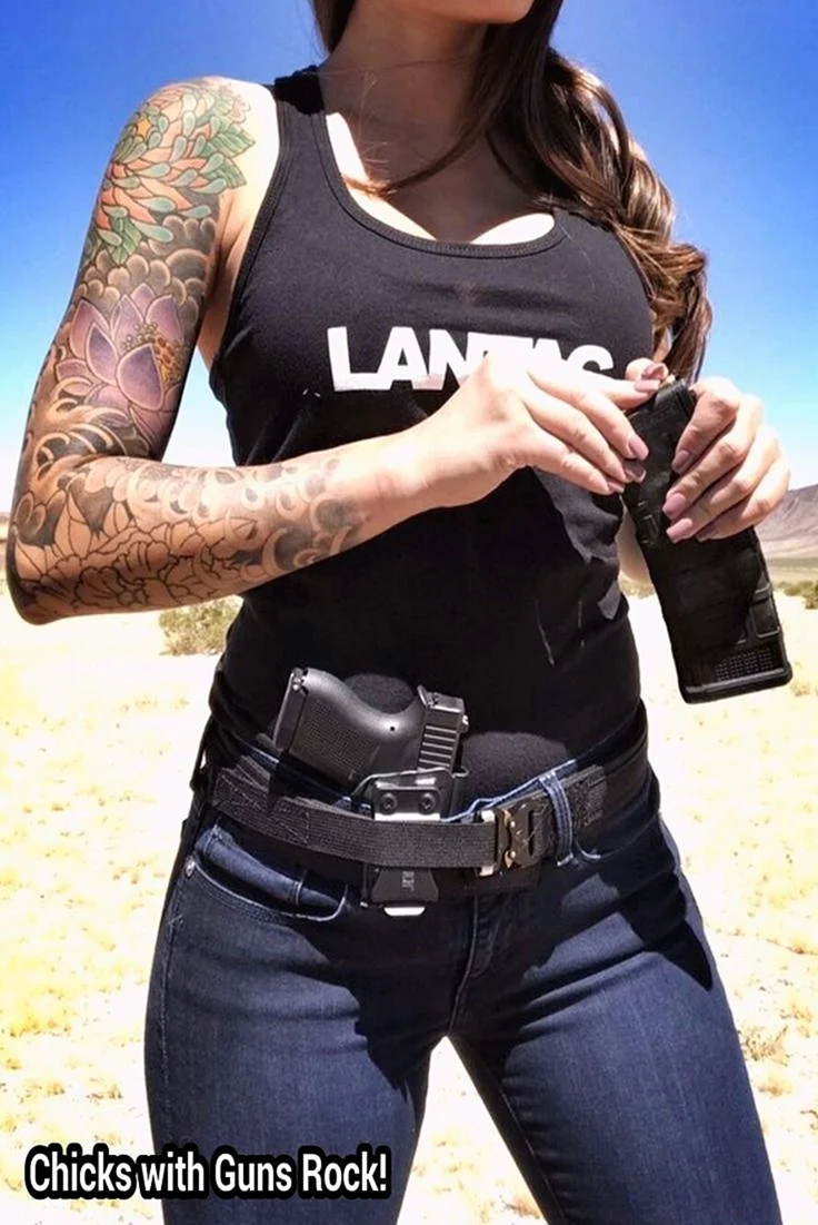 Татуированная девушка с оружием