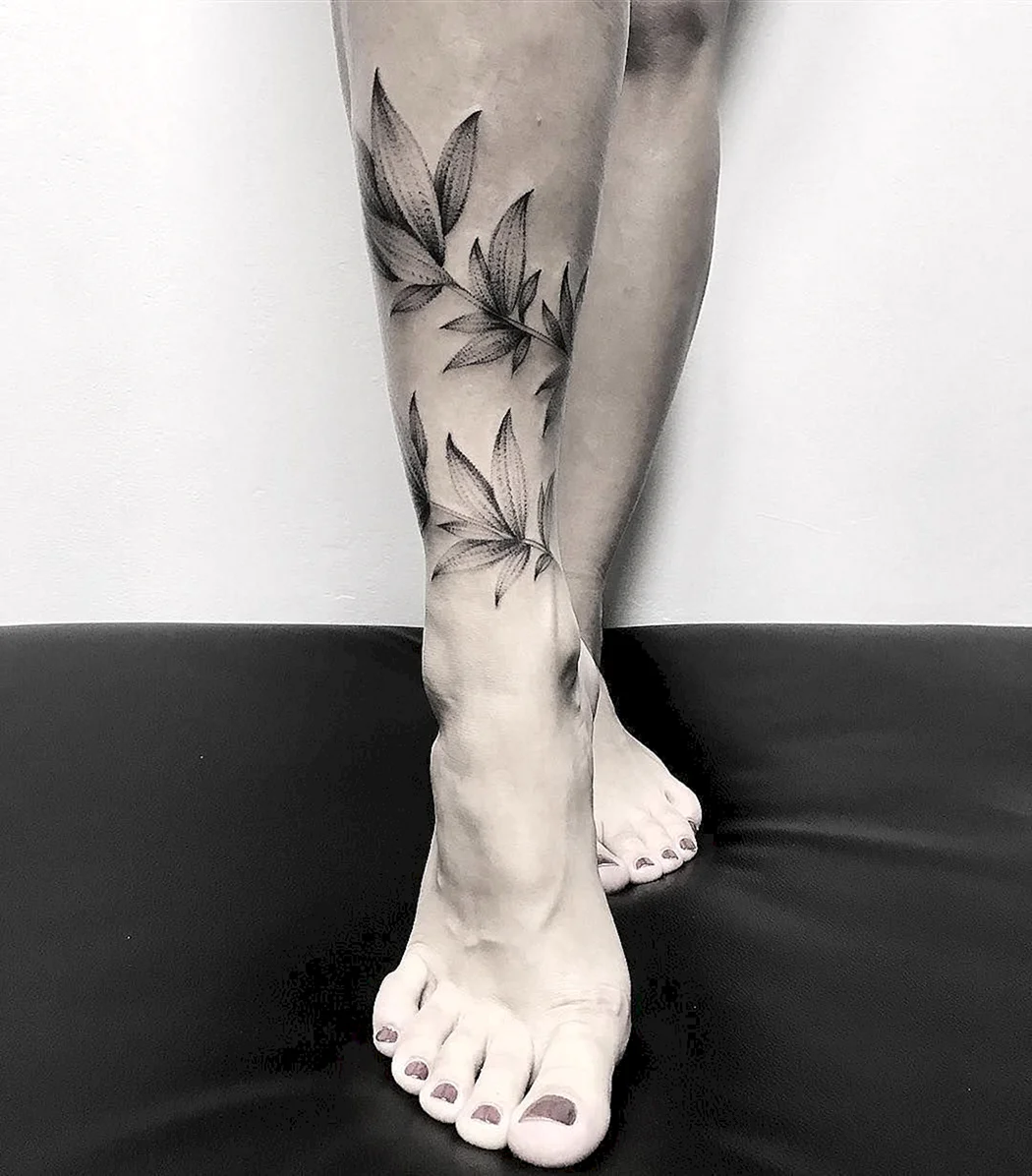 Тату ветка на ноге