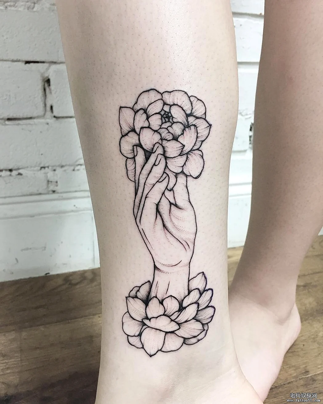 Тату цветы на ноге