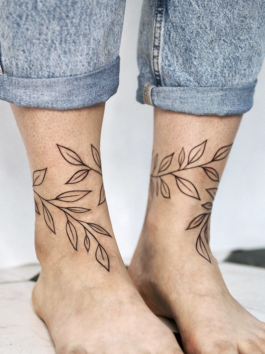 Тату веточка на ноге