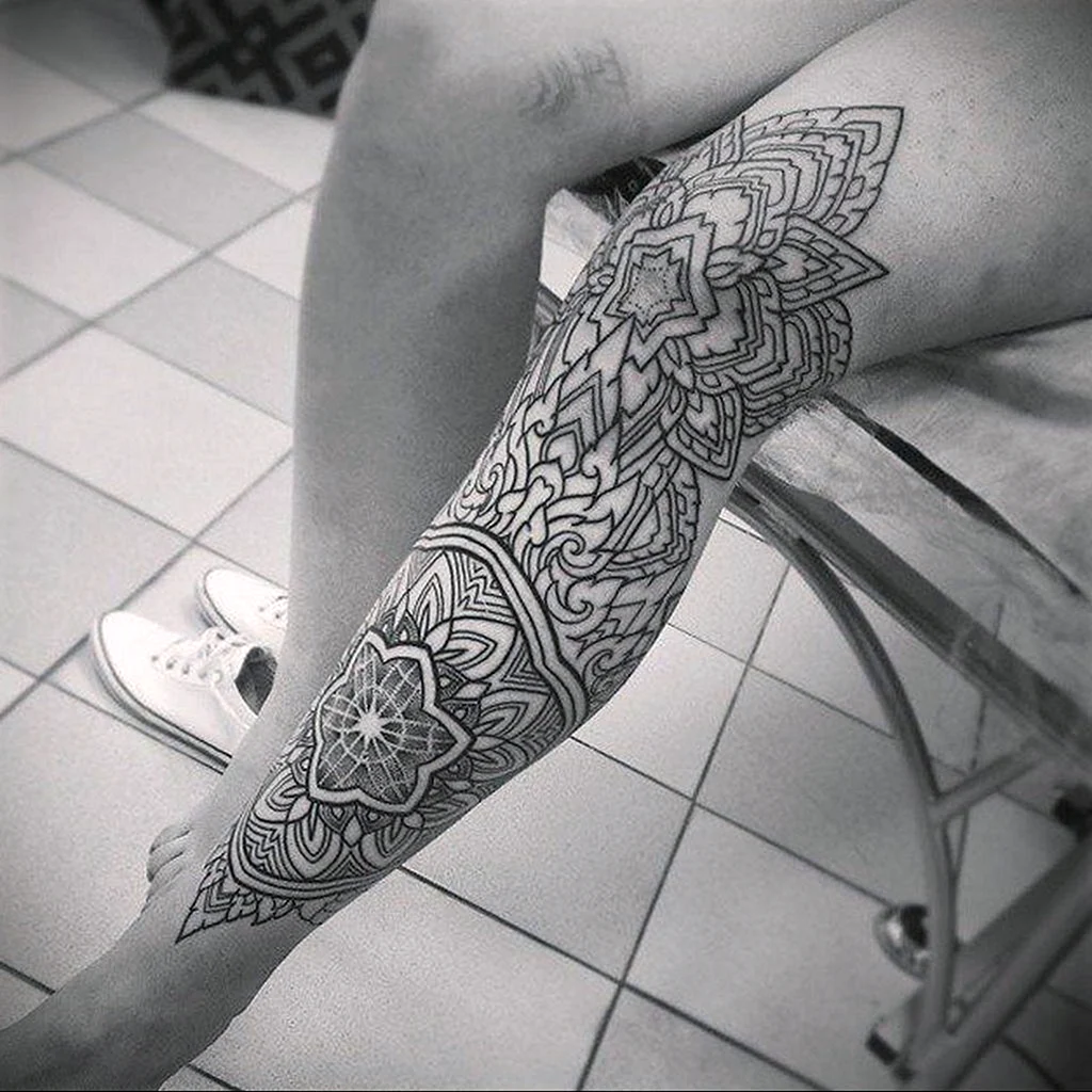 Тату Орнаментал на бедре