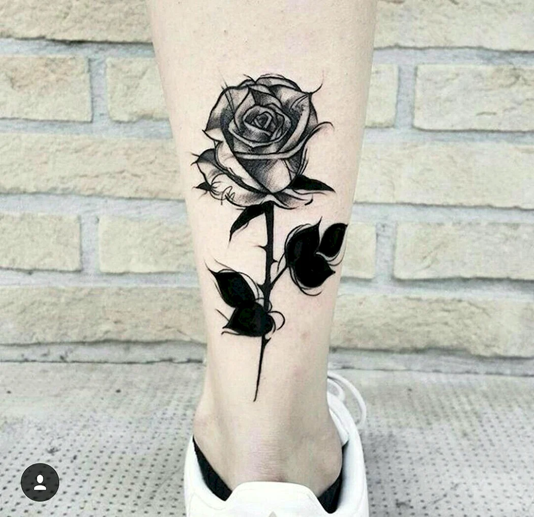 Тату роза на икре черная