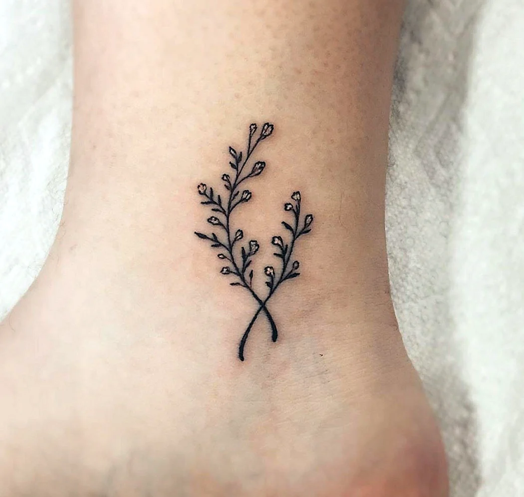 Тату веточка на ноге