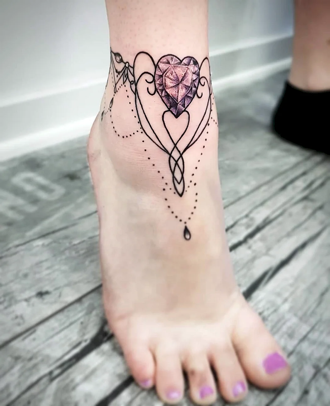 Тату на голени для девушек браслет