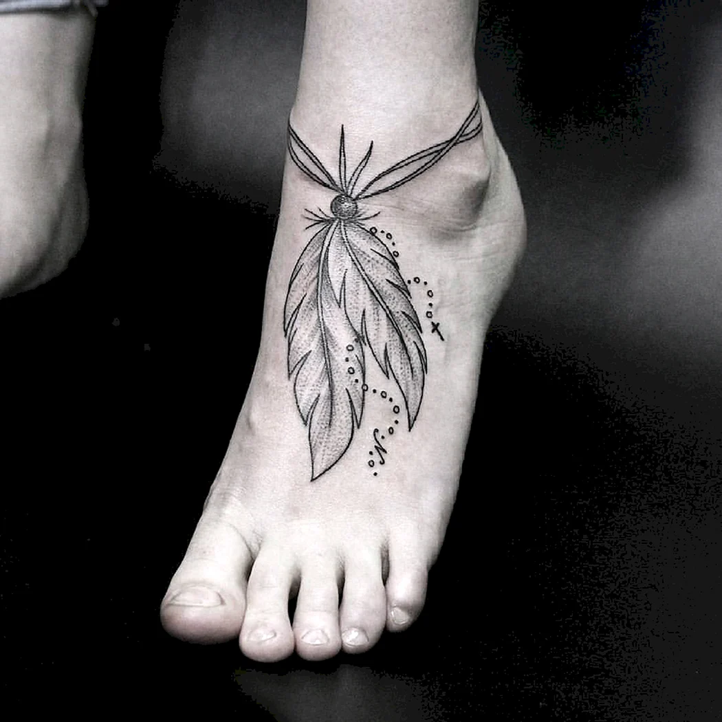 Тату перо на ноге эскиз