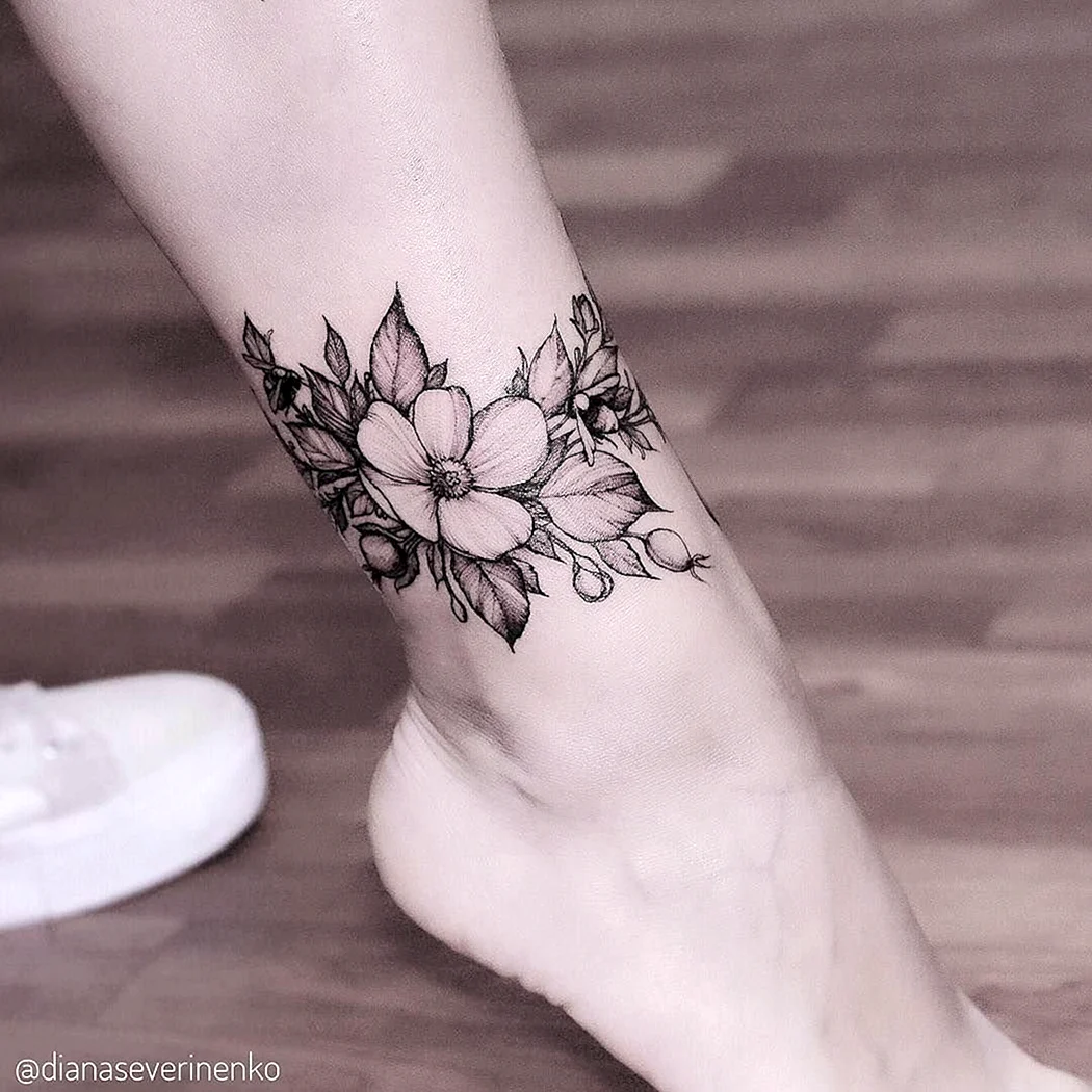 Тату цветочный браслет на ноге