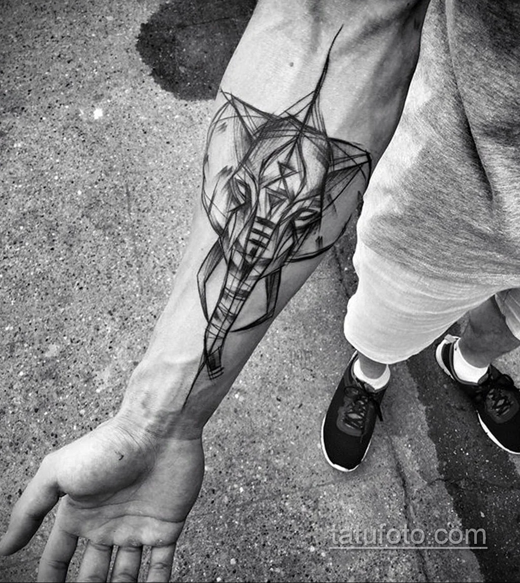 Тату в стиле скетч на ноге