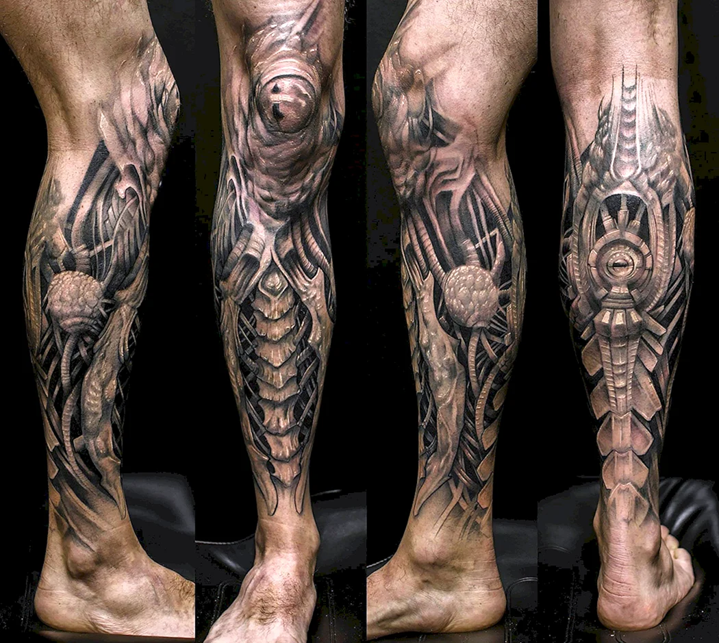 Тату биомеханика на ноге