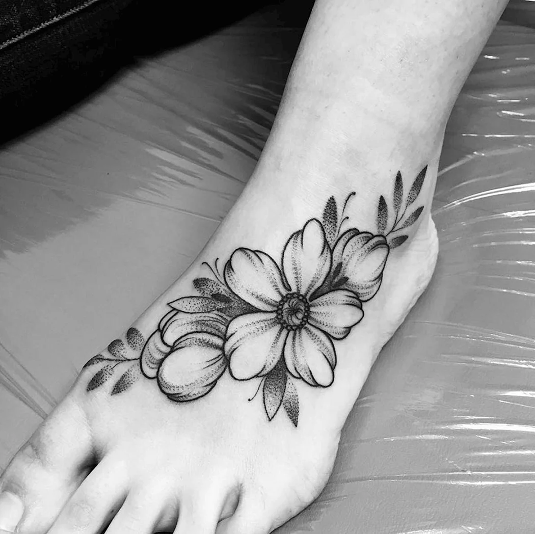 Тату цветы на ступне