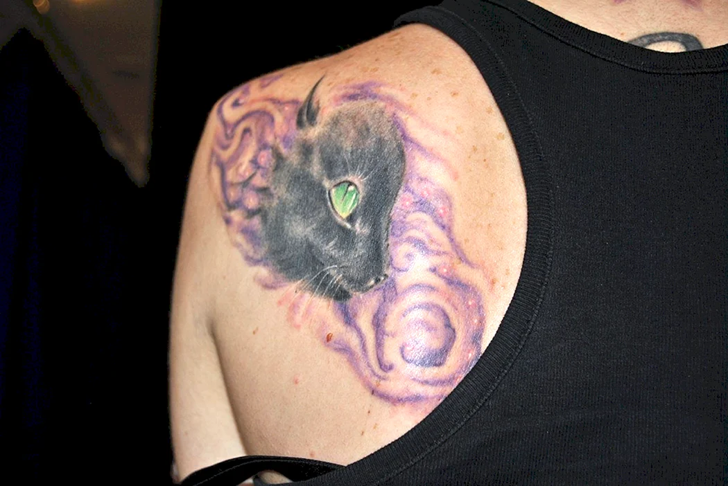 Тату кошка на лопатке