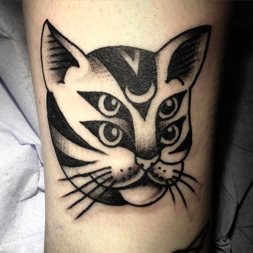 Тату кошка с четырьмя глазами