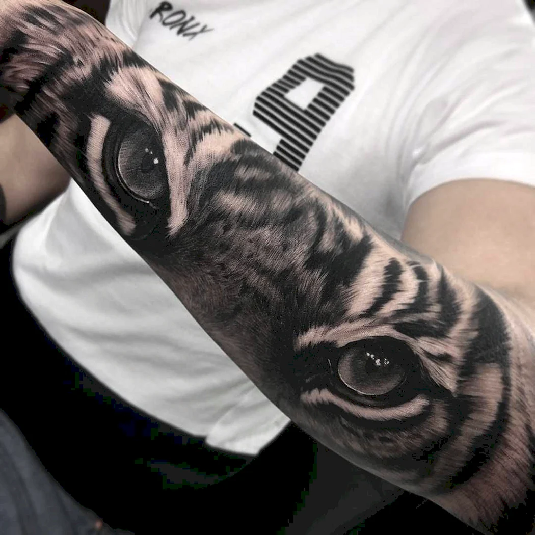Тату глаза тигра на предплечье