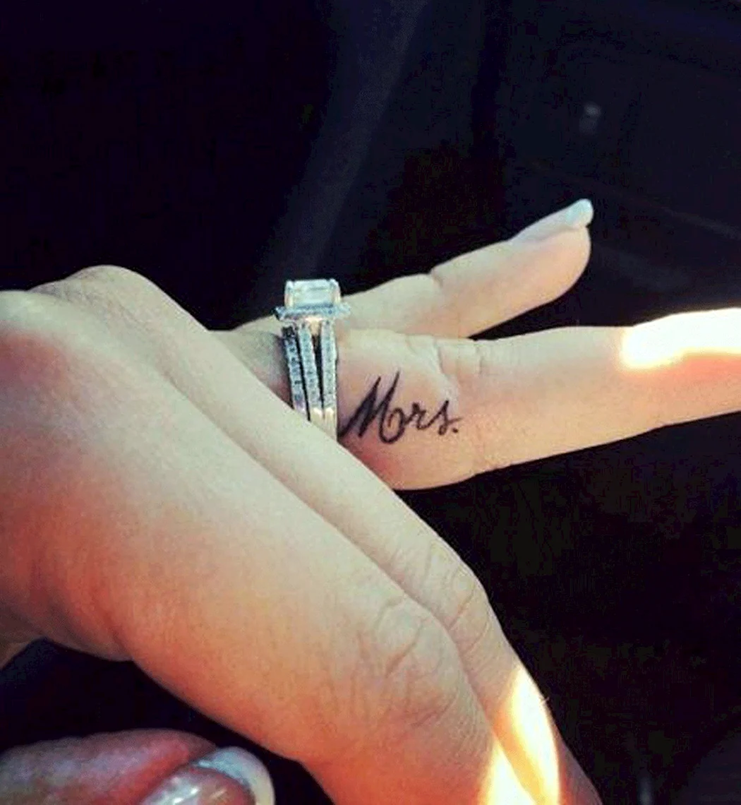 Тату на безымянном пальце левой руки