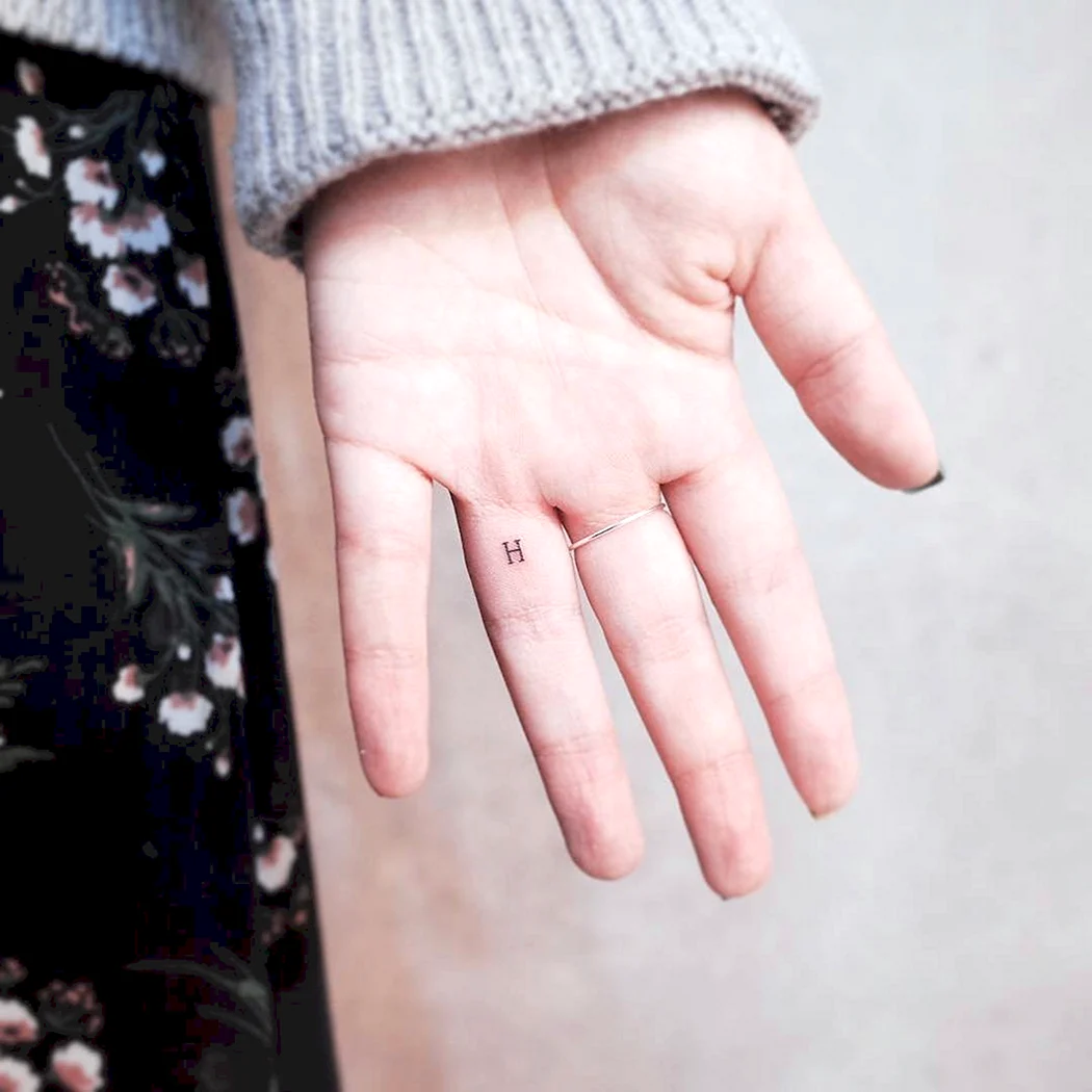 Тату на безымянном пальце