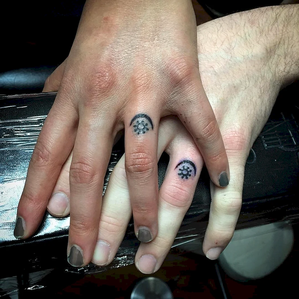 Красивые тату на безымянном пальце