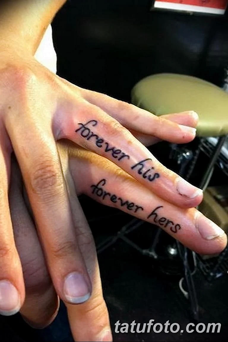 Тату на безымянном пальце