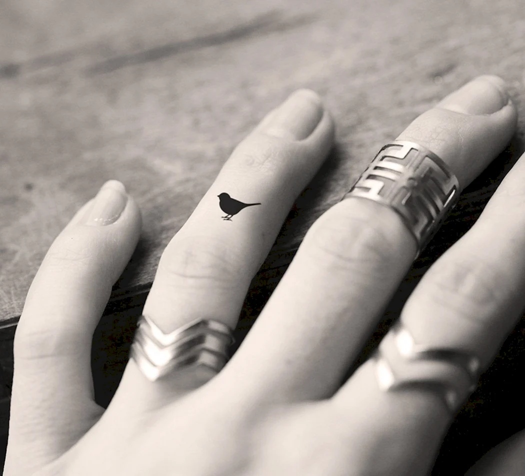 Тату кольцо на пальце девушки