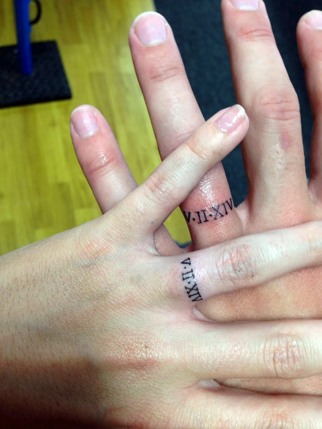 Тату на безымянном пальце
