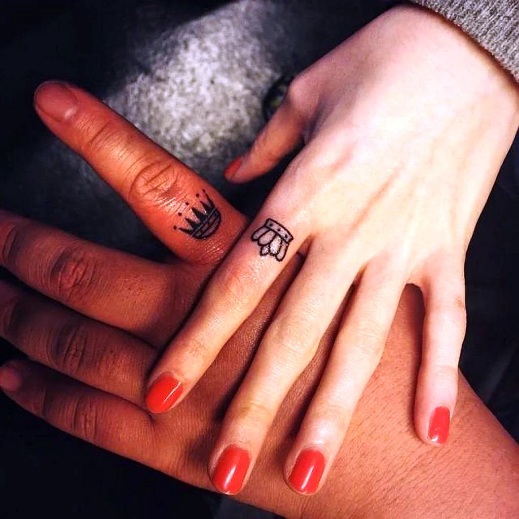 Парные тату на пальцах