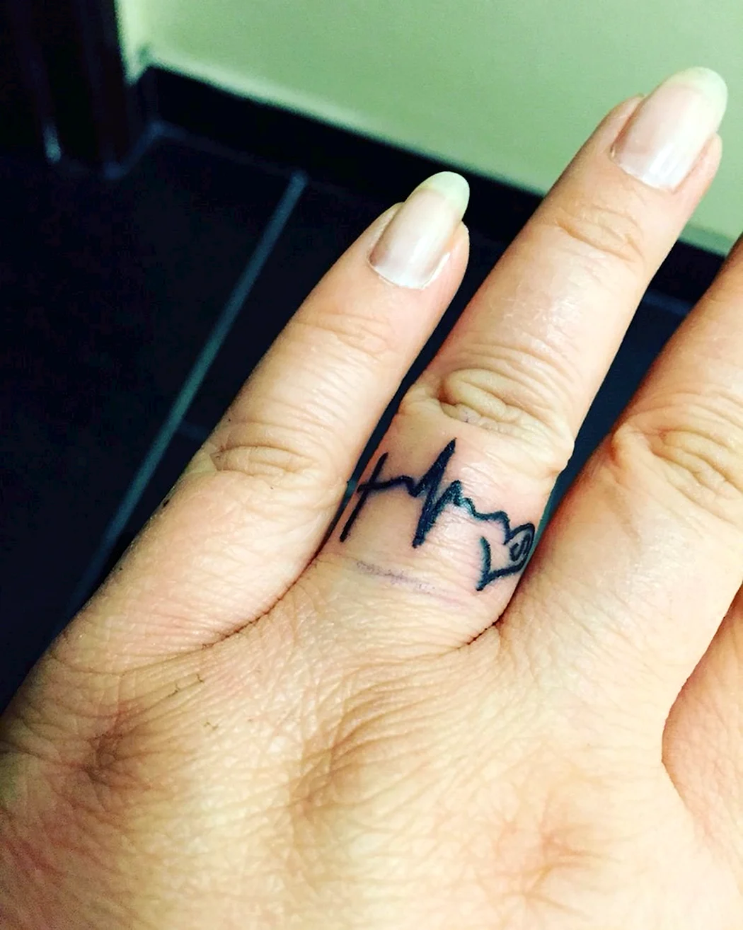 Тату на безымянном пальце
