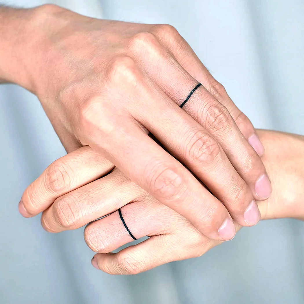 Тату на безымянном пальце