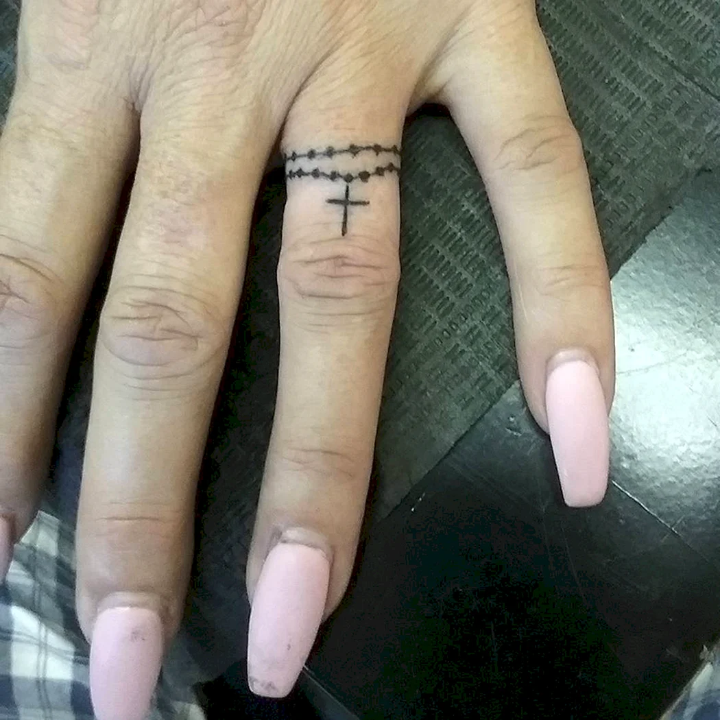 Тату кольцо на пальце девушки