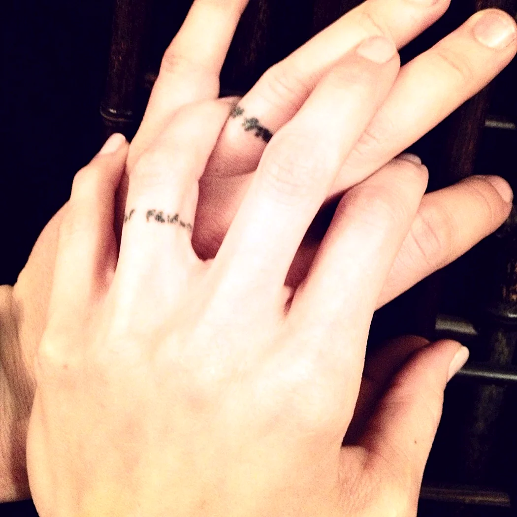 Тату на безымянном пальце