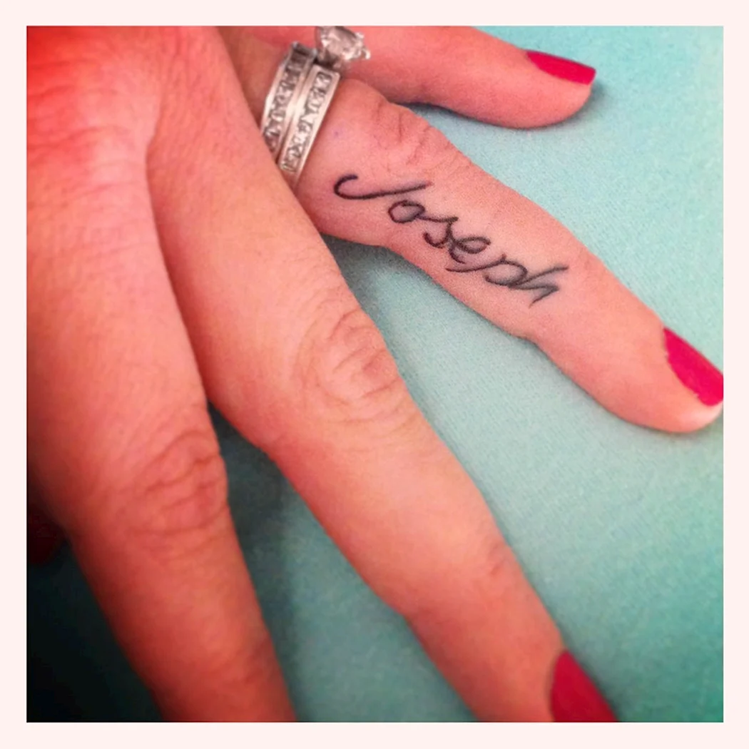 Тату инициалы на пальце