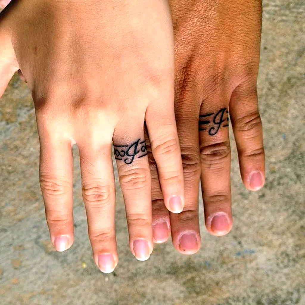 Тату кольцо на пальце девушки