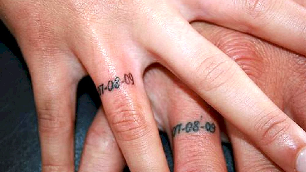 Тату Дата на пальце
