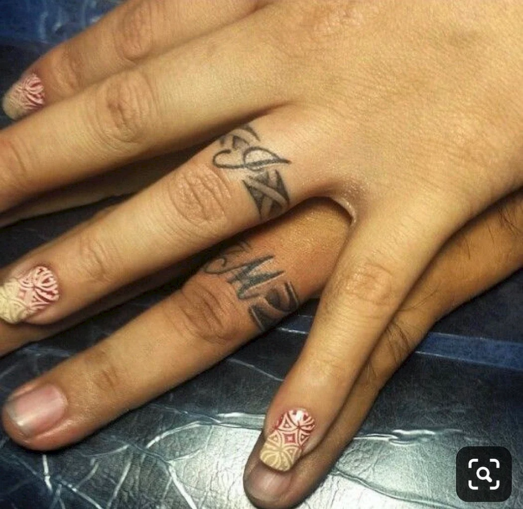 Наколка на безымянном пальце