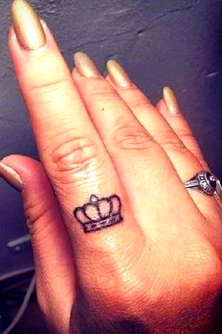 Тату корона на пальце