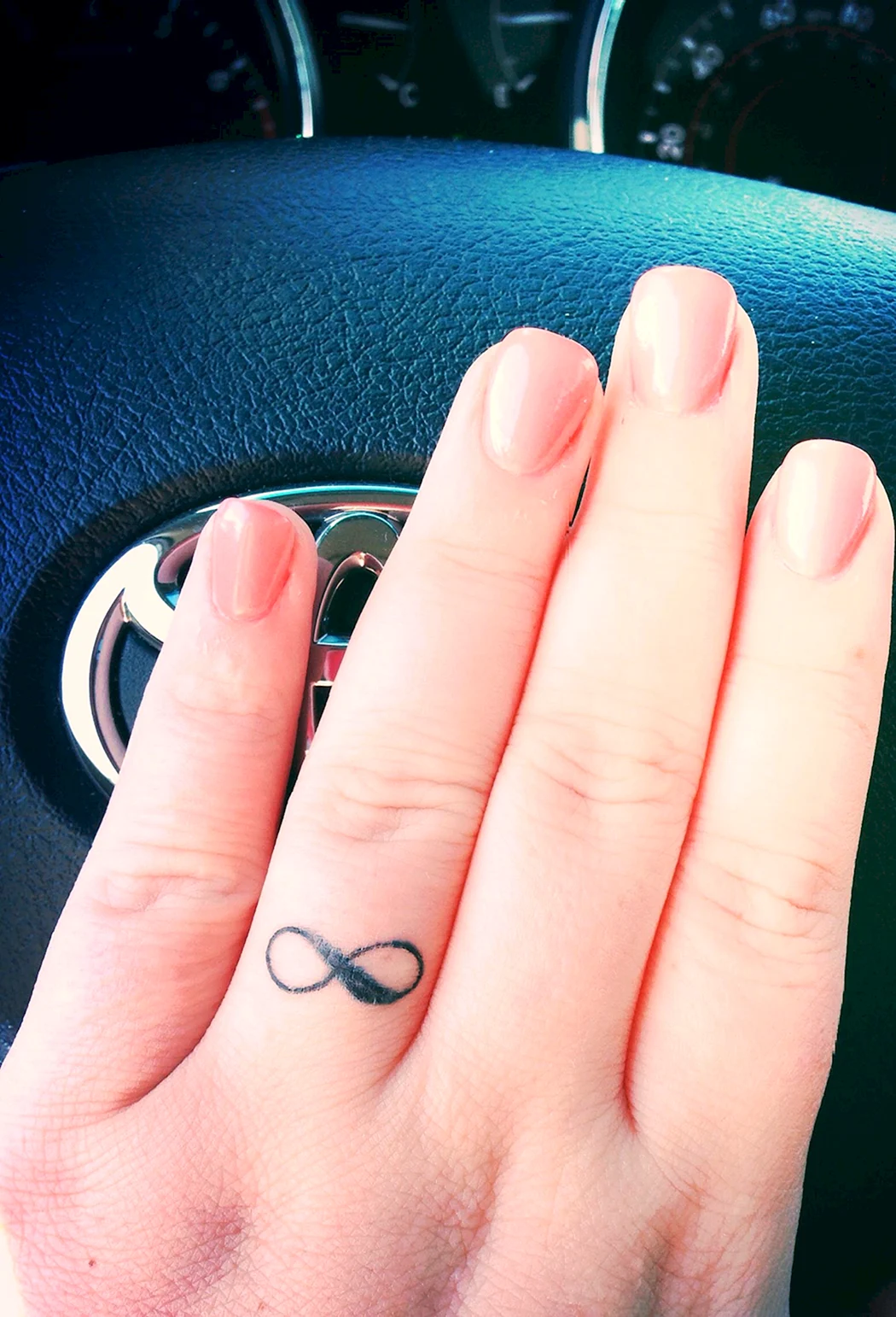 Тату бесконечность на пальце