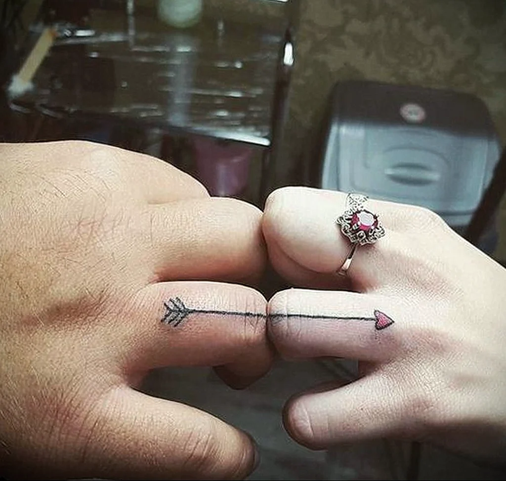 Парные тату на пальцах