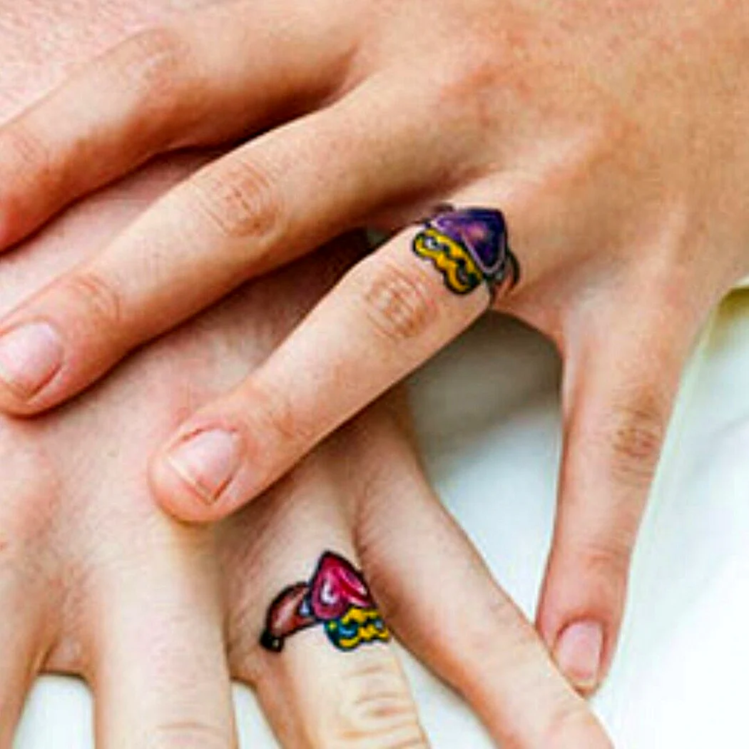 Цветное тату на безымянном пальце