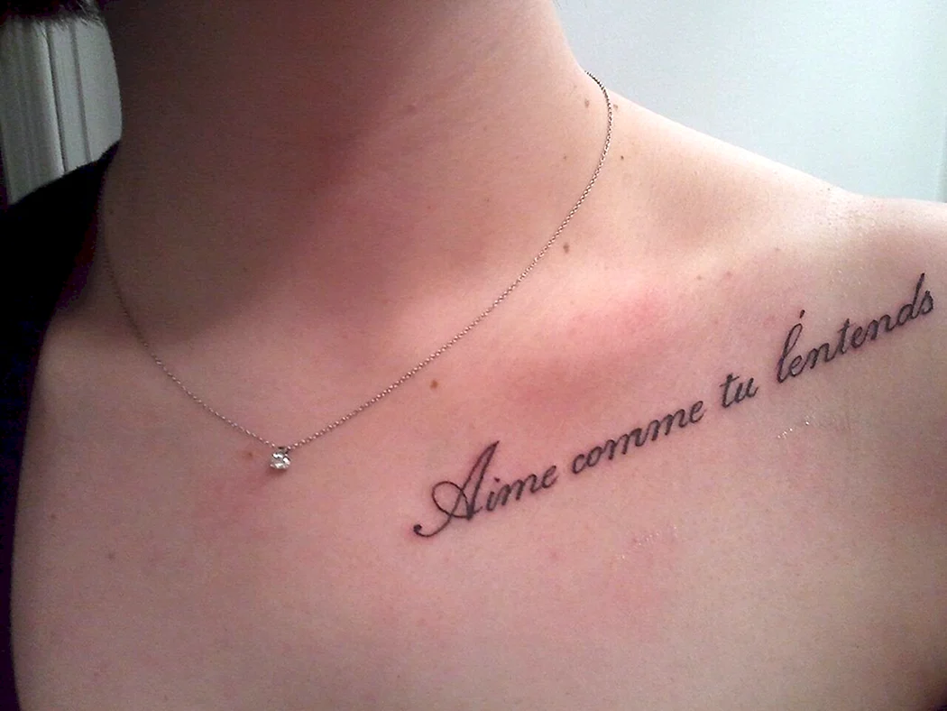 Тату на ключице для девушек надписи