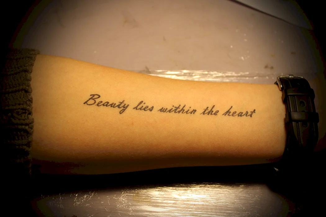 Надписи на латыни на предплечье