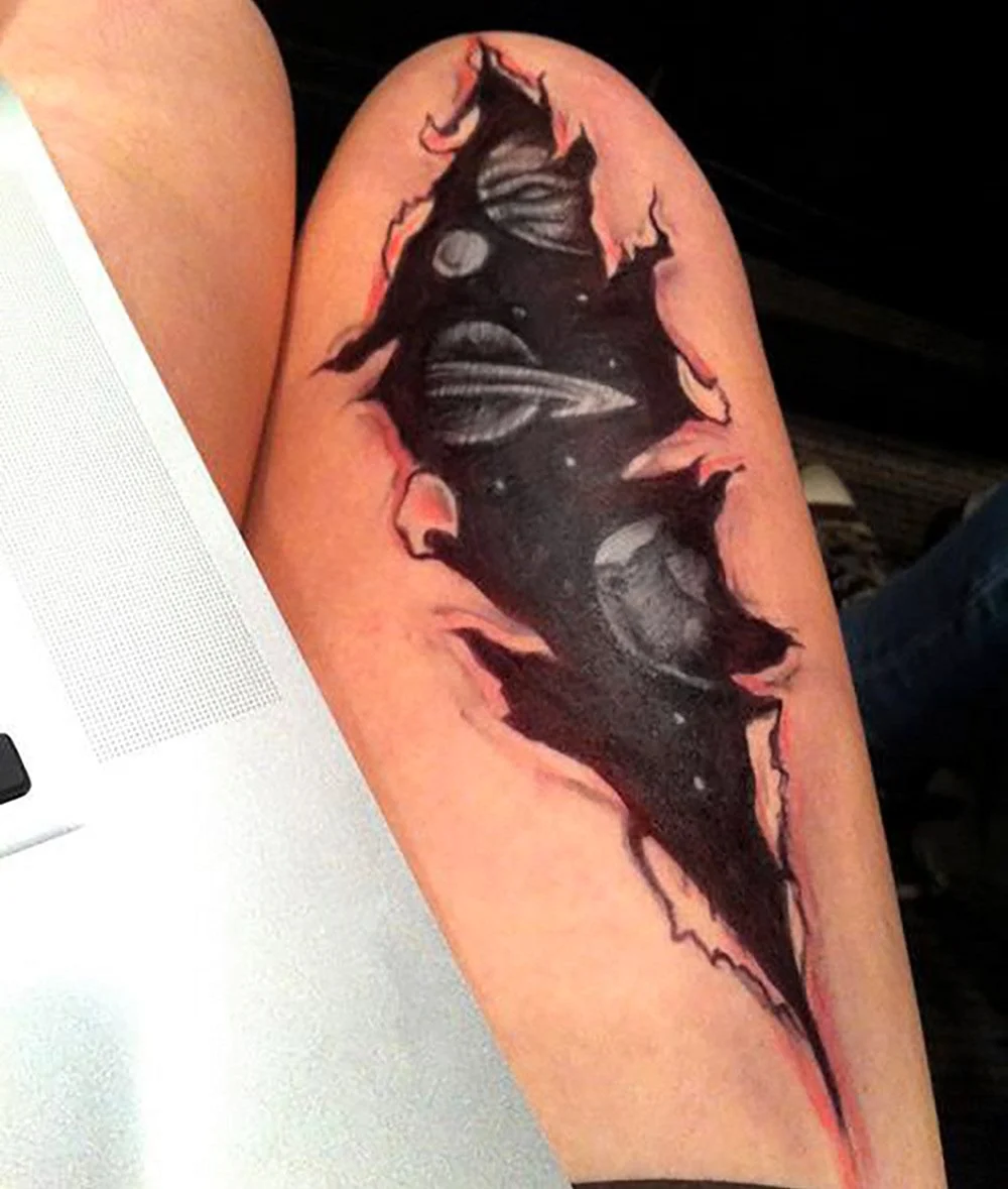 Тату рваная кожа на ноге