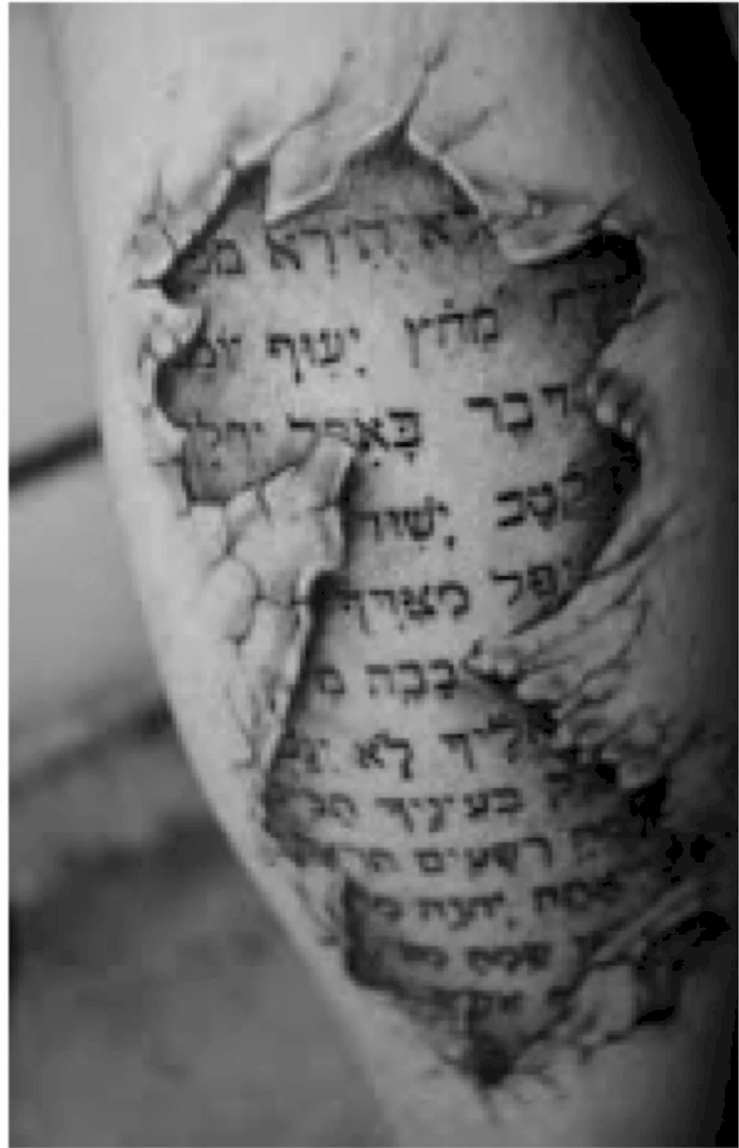 Татуировка разрыв кожи с надписями