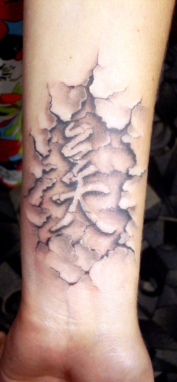 Татуировки в виде трещин