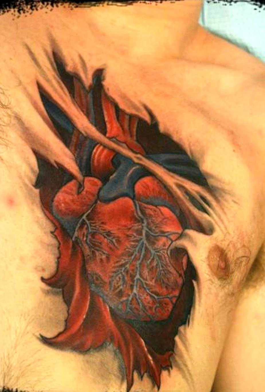 Татуировка сердце на грудной клетке