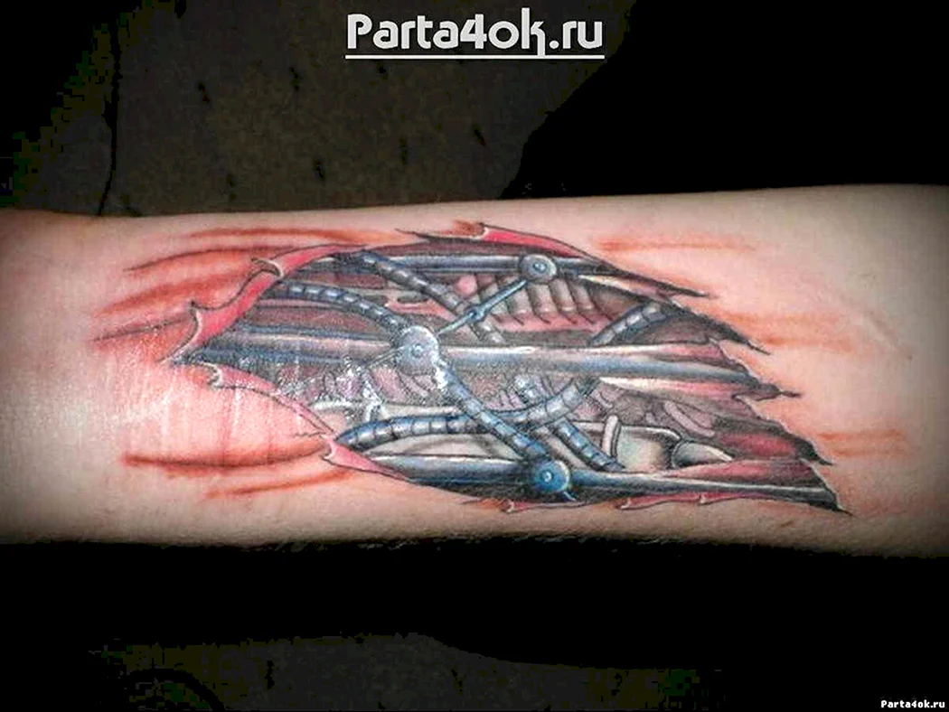 Тату биомеханика на руке разорванная кожа