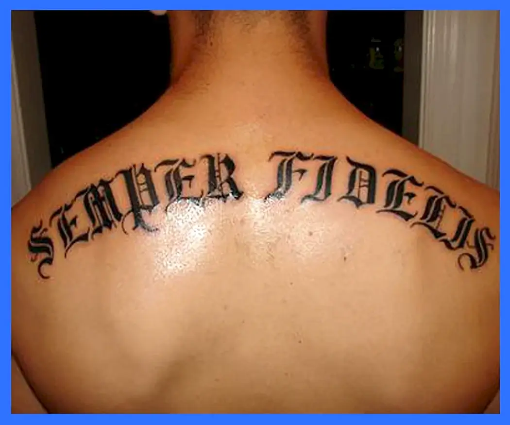 Тату надпись на спине