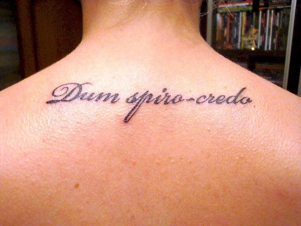 Рождена быть счастливой на латыни тату