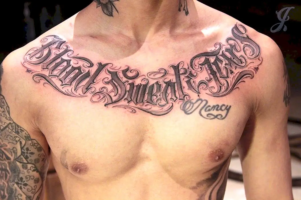 Тату надпись на груди